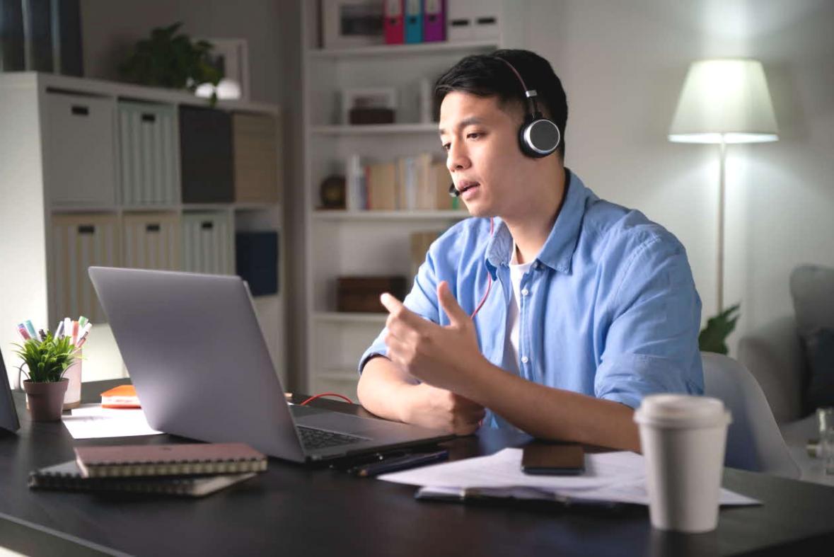 Geöffneter Laptop mit Workshop-Materialien und Kamera auf Schreibtisch