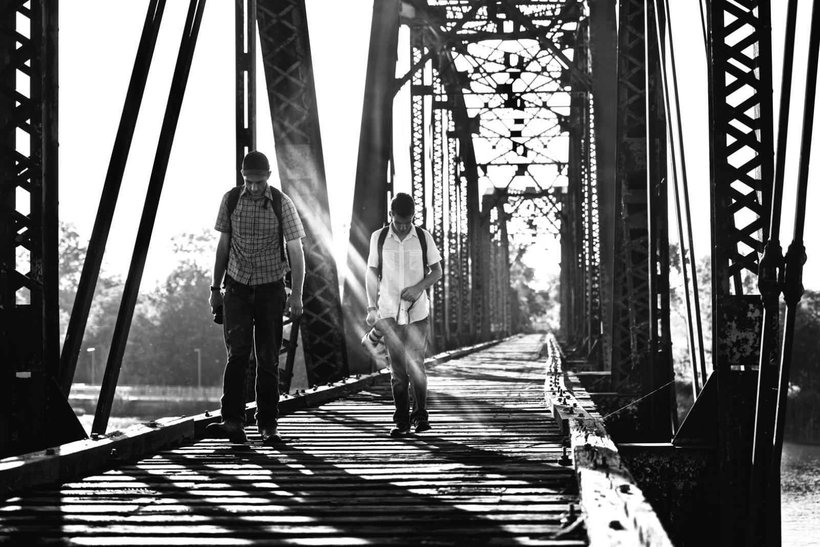 Teilnehmer bei praktischer Fotosession in der Stadt