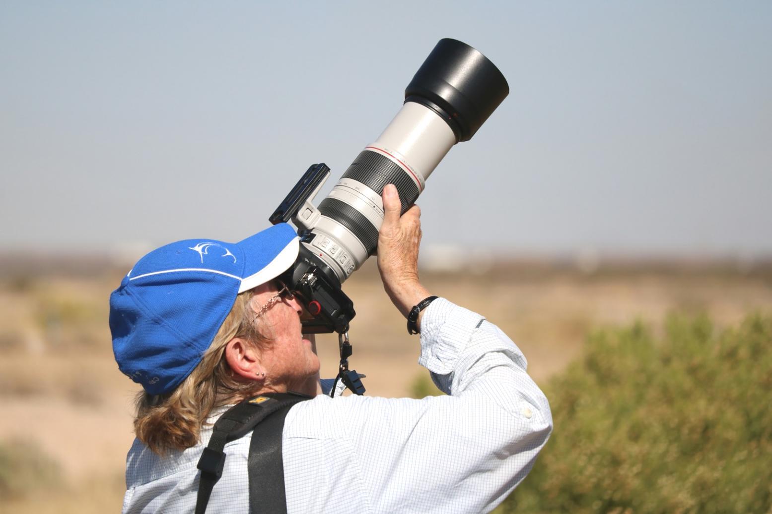 Workshop-Teilnehmer beim praktischen Fotografie-Training in städtischer Umgebung