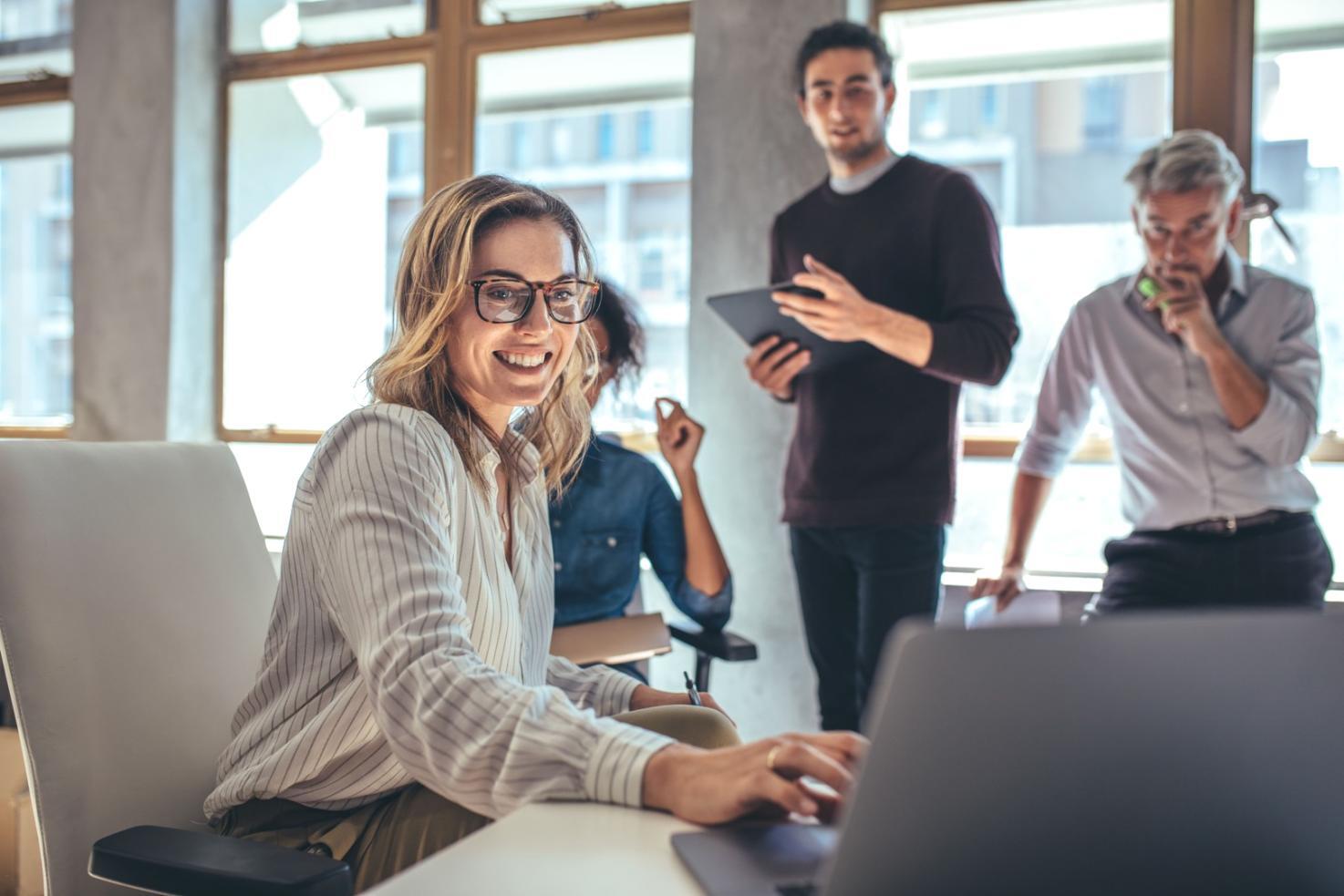 Workshop-Teilnehmende bei praktischer Übung in urbaner Umgebung